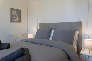 una camera da letto con un letto grande con cuscini blu di Malasaña Urban Rooms a Madrid