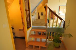 eine Treppe in einem Haus mit einem Treppenhaus in der Unterkunft Gîte Erziwezh in La Porte + 4 Fotos