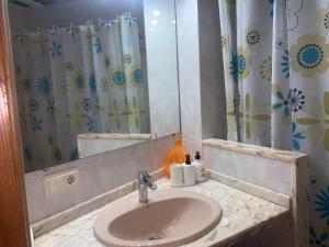 ein Badezimmer mit Waschbecken und Dusche in der Unterkunft Valencia Aparthotel COSMO in Valencia + 18 Fotos