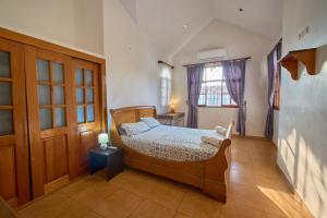 een kleine slaapkamer met een bed en een raam bij Hermosa Casa Colonial in SamborondÃ³n +25 foto's