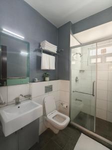 Koupelna v ubytování Urban Opulence + 38 fotografií