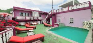 สระว่ายน้ำที่อยู่ใกล้ ๆ หรือใน Purple Peach Escapes