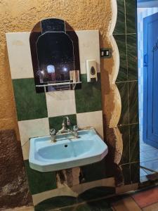 阿斯旺Miral Nubian House的浴室里有洗手池和镜子