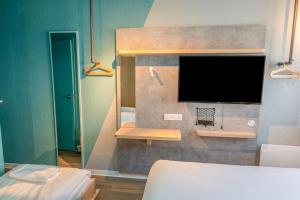 TV a/nebo společenská místnost v ubytování Ibis budget Brest Sud Plougastel - Hôtel rénové