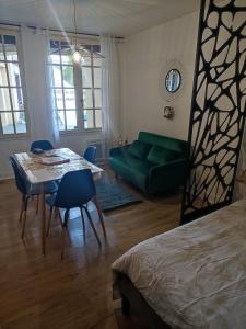 Posezení v ubytování Studio plein centre face au lac, cave vélo