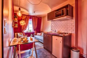 Kuchyň nebo kuchyňský kout v ubytování La Bonbonnière, Bleue ou Rose + 11 fotografií