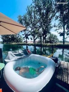 Swimmingpoolen hos eller tæt på Cottage flottant spa privatif en option Port de Plaisance proche Centre
