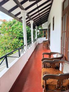 En balkon eller terrasse på Pearl Deluna Resort Mirissa