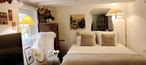 een slaapkamer met een bed en twee witte stoelen bij PARIS AUTHENTIC HOUSE Métro Line 14 Station Hôpital Bicêtre, RER B Gentilly in Parijs