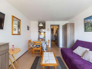 a living room with a purple couch and a table at Studio cabine cosy 5 pers, près des pistes, parking inclus - FR-1-404-16 in La Mongie