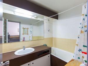 a bathroom with a sink and a mirror and a tub at Studio cabine cosy 5 pers, près des pistes, parking inclus - FR-1-404-16 in La Mongie