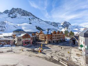 an aerial view of a town with a mountain at Studio cabine cosy 5 pers, près des pistes, parking inclus - FR-1-404-16 in La Mongie