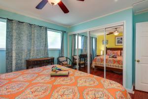 een slaapkamer met een bed en een spiegel bij Private Balcony! Lahaina Retreat with Ocean Access in Honokowai