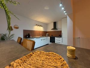 een grote keuken met een tafel en stoelen bij Le lofty in Stoumont