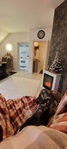 een woonkamer met een bed en een open haard bij Kahler Pőn in Willingen +8 foto's