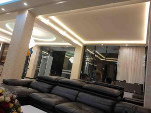 Posezení v ubytování Lake Avenue Hotel