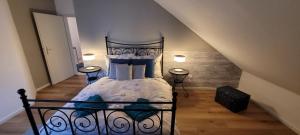 een slaapkamer met een bed en twee nachtkastjes bij Kahler Pőn in Willingen
