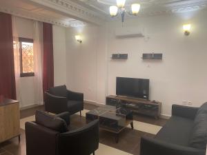 Et tv og/eller underholdning på Évasion Chic Appartement 2 Chambres avec Piscine