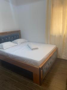 En eller flere senge i et værelse på Évasion Chic Appartement 2 Chambres avec Piscine + 9 billeder