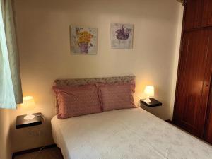 ein Schlafzimmer mit einem Bett mit zwei Lampen in der Unterkunft Quinta do Olival - Douro Valley in Sande + 18 Fotos
