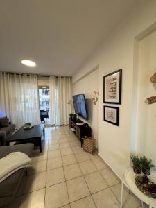 Et tv og/eller underholdning på Front pool garden apartment