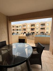 En balkon eller terrasse på Front pool garden apartment