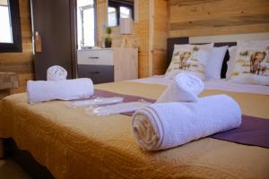 En eller flere senge i et værelse på Wooden villas + 50 billeder