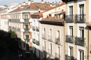 un gruppo di edifici con balconi e tetti di Malasaña Urban Rooms a Madrid