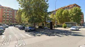 een parkeerplaats met auto's geparkeerd voor een gebouw bij Anna Rooms in Aprilia