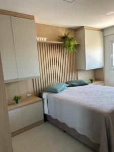 En eller flere senge i et værelse på Apto com linda vista para o Mar