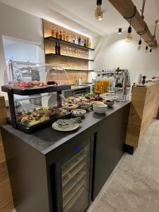 eine Küche mit einem Buffet mit Speisen auf der Theke in der Unterkunft Vila Vento in Veľký Slavkov