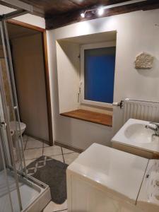 Et badeværelse på gîte chez patou et joel 5 personnes + 19 billeder