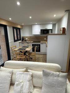 een woonkamer met een bank en een tafel bij Le Crystalia in Prabert