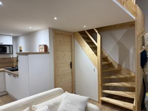 een keuken en een woonkamer met een trap bij Le Crystalia in Prabert