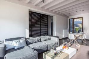 ein Wohnzimmer mit Sofa und Tisch in der Unterkunft Deluxe Villa by White Hills Outdoor Hot Tub in Arachova