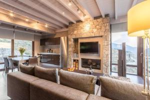 ein Wohnzimmer mit Sofa und Kamin in der Unterkunft Deluxe Villa by White Hills Outdoor Hot Tub in Arachova