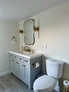 Koupelna v ubytování The Wing - luxurious king suite tiny studio home!