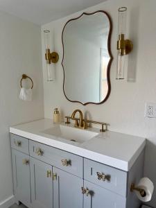 Fotografie z fotogalerie ubytování The Wing - luxurious king suite tiny studio home! v destinaci Eureka Springs