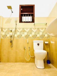 ein Badezimmer mit Toilette und Dusche in der Unterkunft The Kadupul Villa in Ahungalla