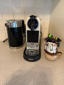 een broodrooster en een koffiezetapparaat op een aanrecht bij Haus Karin Mallnitz in Mallnitz