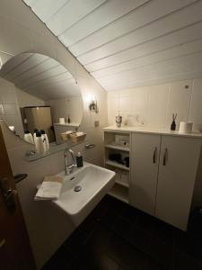 een badkamer met een wastafel en een spiegel bij Haus Karin Mallnitz in Mallnitz +74 foto's