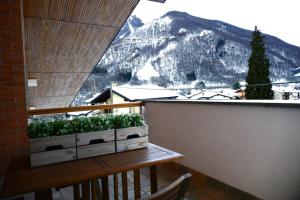 een balkon met een tafel en uitzicht op een berg bij Villa Rostagno in Entracque