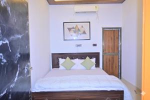 een slaapkamer met een bed in een kamer bij Monishka Palace in Faizābād