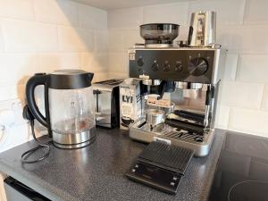 eine Kaffeemaschine auf der Theke in einer Küche in der Unterkunft Perfect Family Home Enfield in Enfield