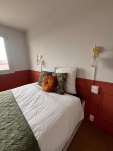 une chambre avec un lit avec une citrouille dessus dans l'établissement Auxerre City Center Spacious 2-bedroom - Chez Margaret, à Auxerre