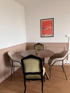 une salle à manger avec une table et des chaises dans l'établissement Auxerre City Center Spacious 2-bedroom - Chez Margaret, à Auxerre