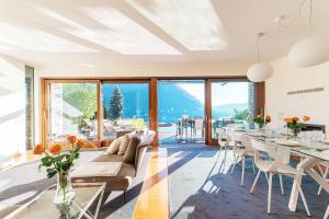 un salon avec un canapé, une table et des chaises dans l'établissement Villa Mara - by MyHomeInComo, à Côme
