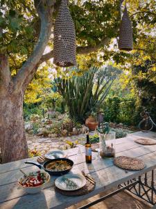een picknicktafel met borden eten erop bij The Artist's Farm in Dhiyeliótika