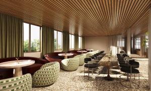 ein Restaurant mit Tischen, Stühlen und Fenstern in der Unterkunft Hotel Indigo London K West Shepherd's Bush by IHG in London + 5 Fotos