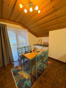 een eetkamer met een houten tafel en stoelen bij Haus Karin Mallnitz in Mallnitz